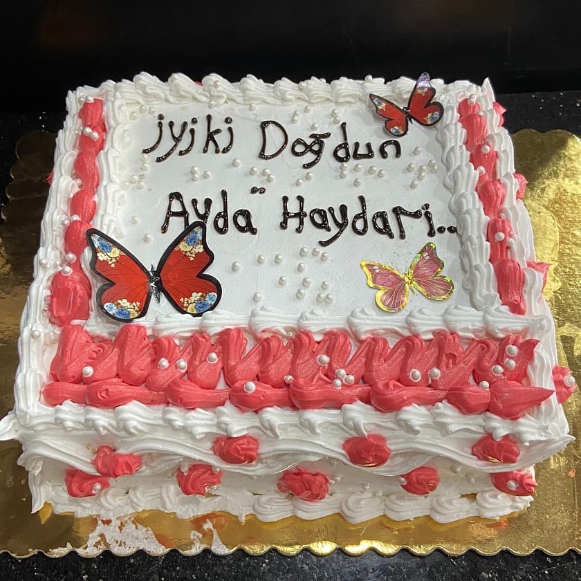 Kırmızı kelebekli, krema bordürlü kare doğum günü pastası